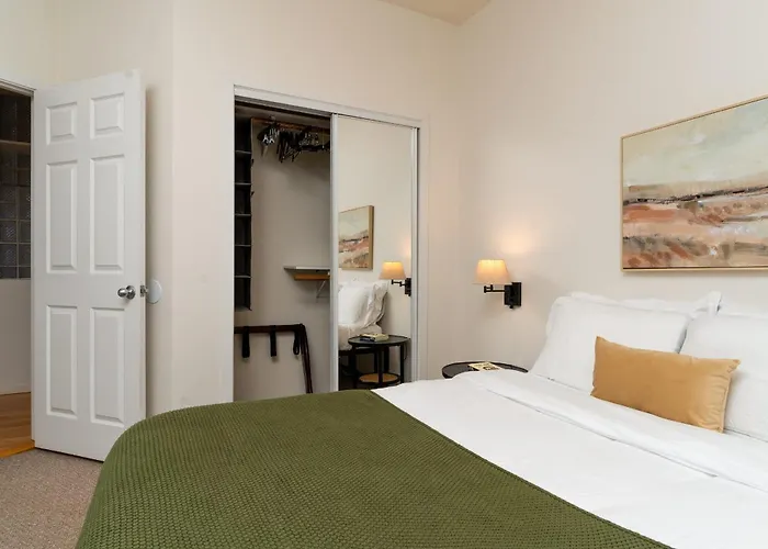 Wicker Park 2br Near Milwaukee Ave *