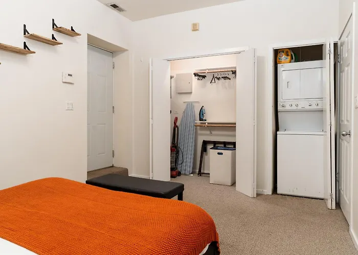 Wicker Park 2br Near Milwaukee Ave